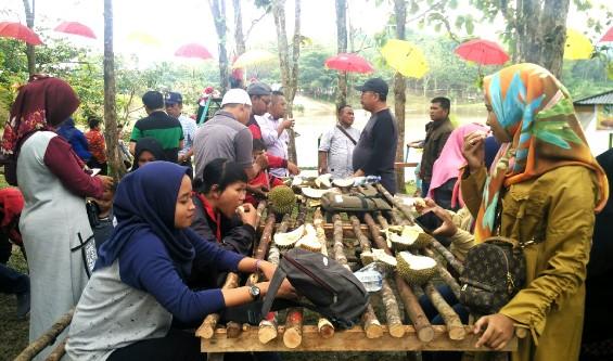 Ribuan Masyarakat Ramaikan Pasar 1.000 Durian Rokan Hulu